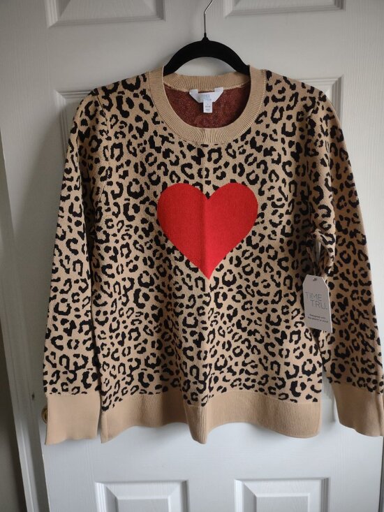 Time and Tru Sweaters - Lightweight leopard print sweater with red heart ♥️ NWT size L